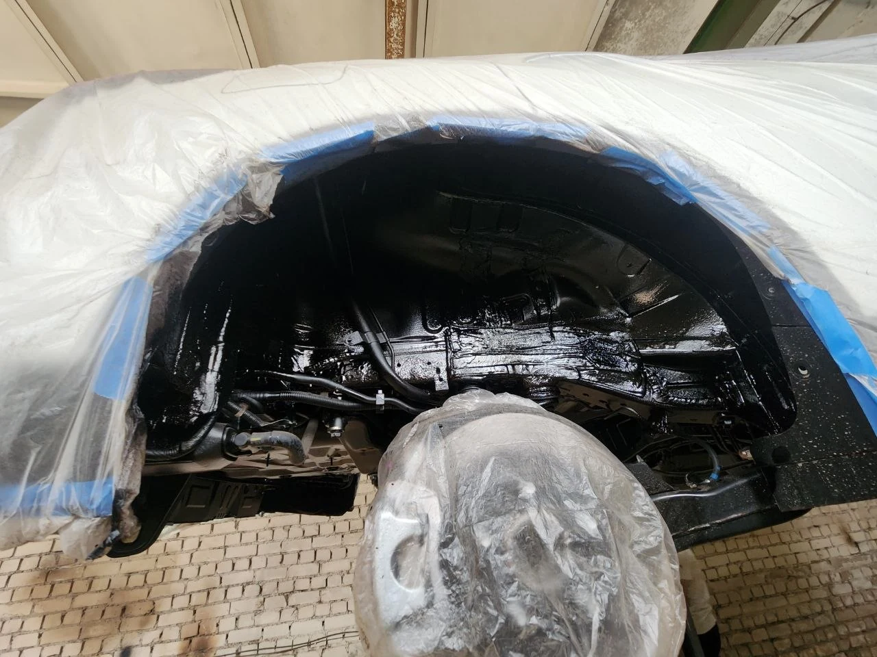 Колёсная арка автомобиля после нанесения антикоррозийного покрытия
